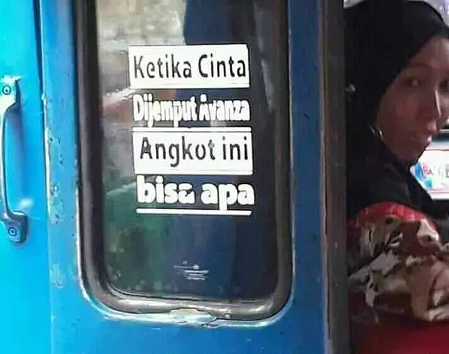 tulisan depan mobil absurd © 2020 instagram.com
