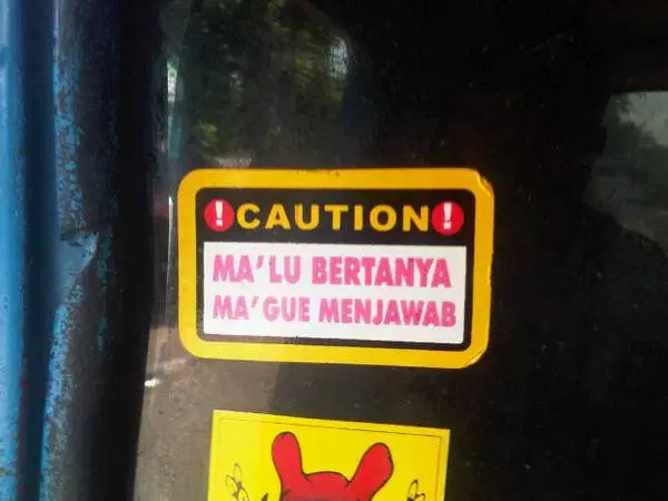tulisan depan mobil absurd © 2020 instagram.com