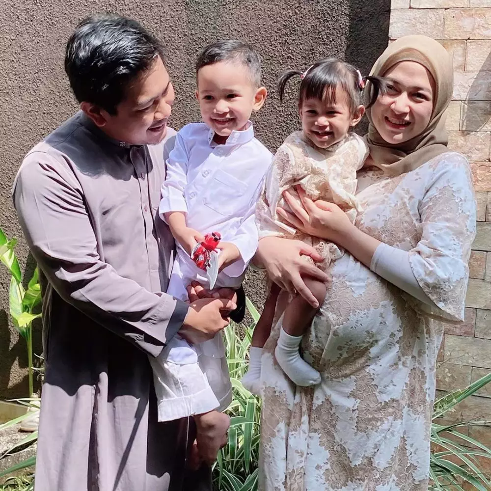 Gaya Nina Zatulini di kehamilan ketiga  © 2020 brilio.net