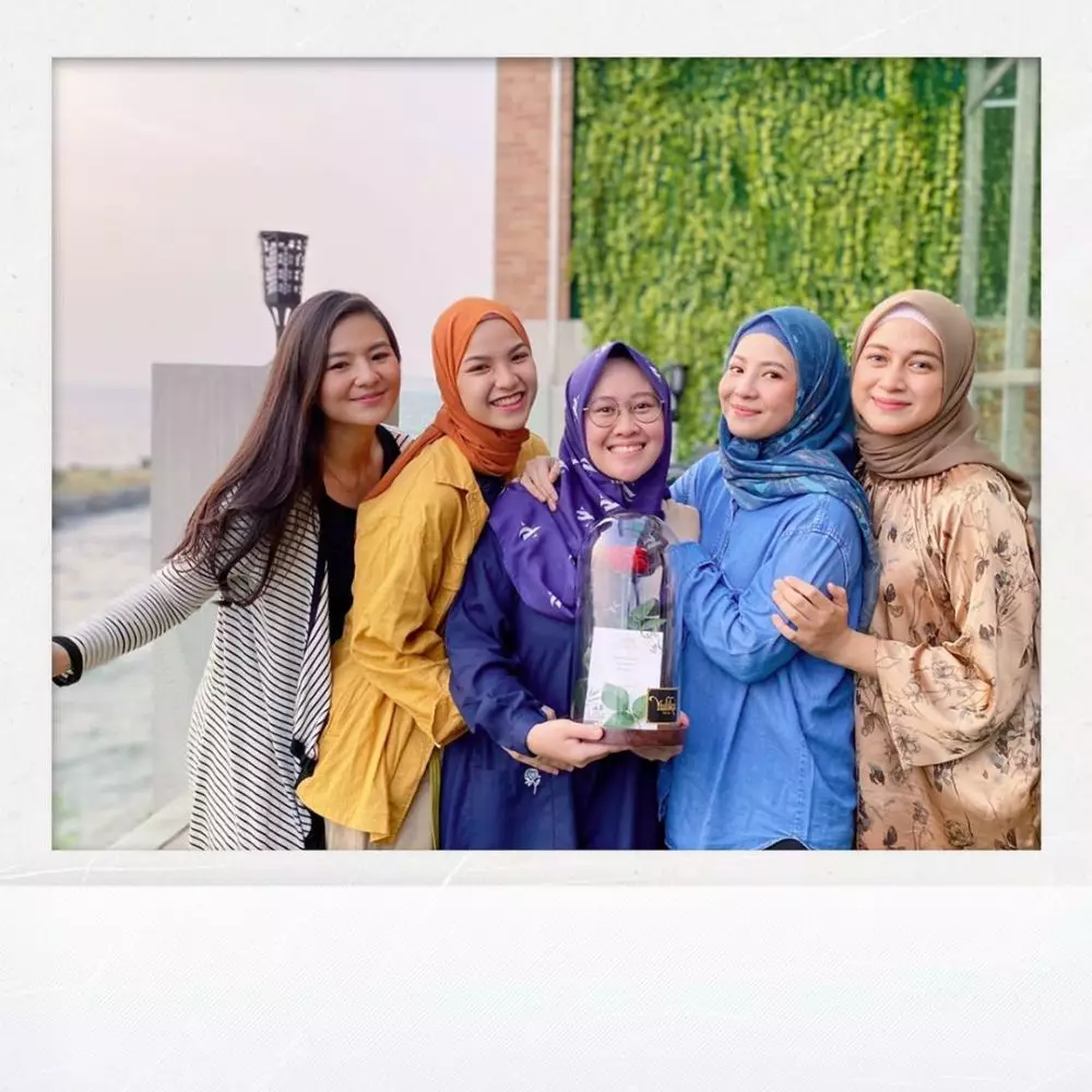 Gaya Nina Zatulini di kehamilan ketiga  © 2020 brilio.net