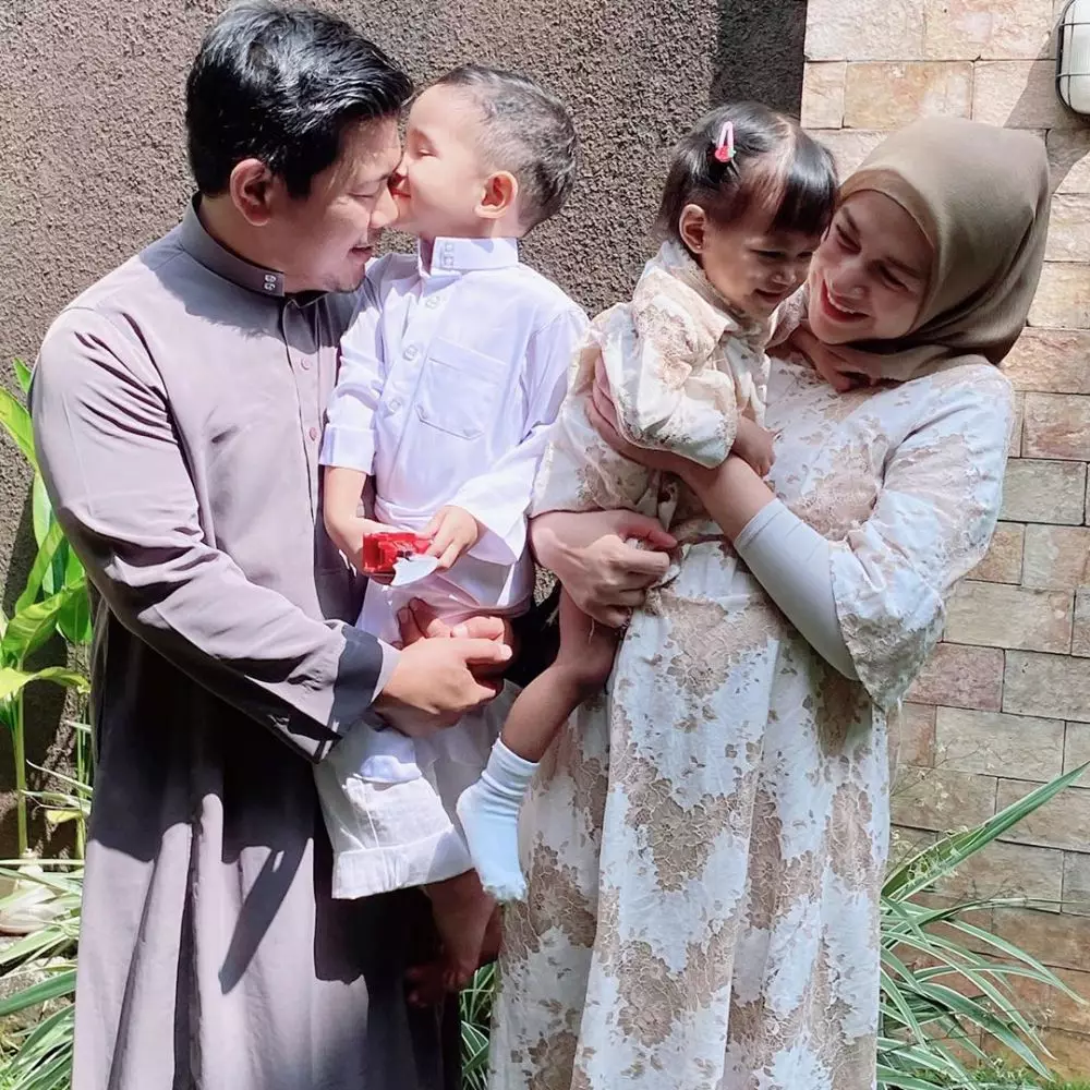 Gaya Nina Zatulini di kehamilan ketiga  © 2020 brilio.net