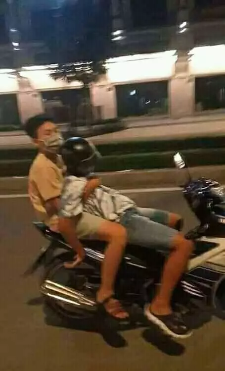 Momen apes naik motor Berbagai sumber