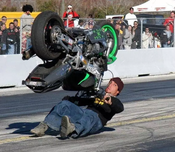 Momen apes naik motor Berbagai sumber