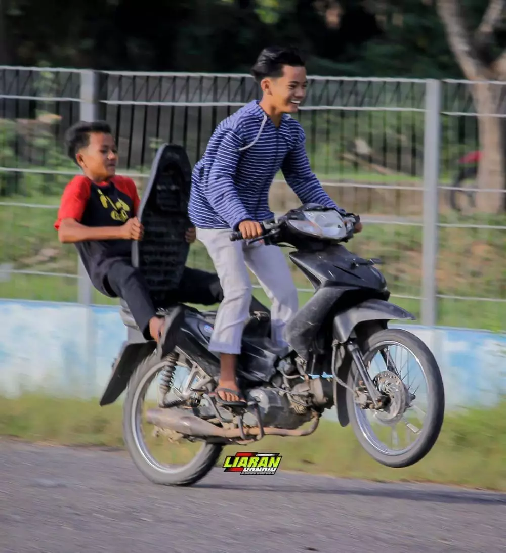 Momen apes naik motor Berbagai sumber