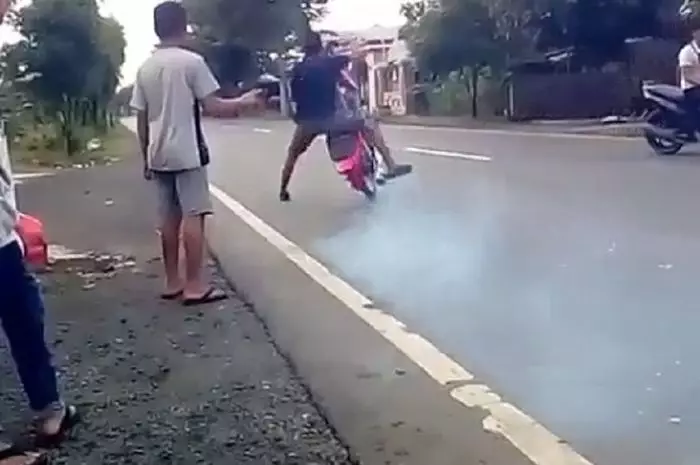 Momen apes naik motor Berbagai sumber