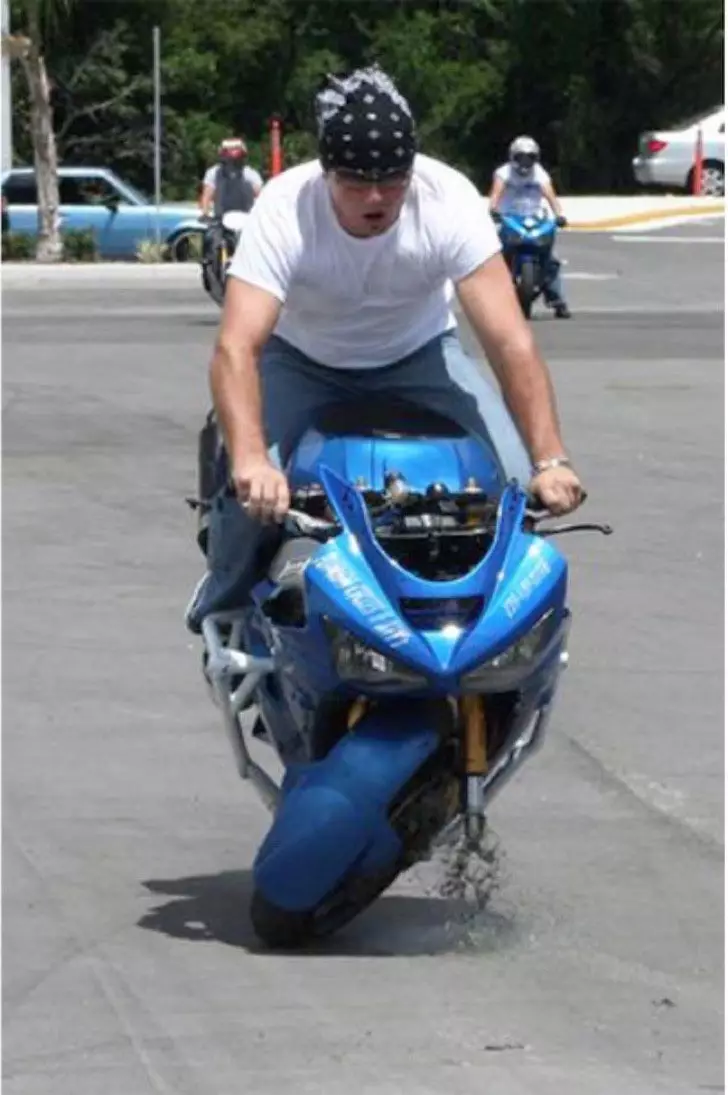 Momen apes naik motor Berbagai sumber