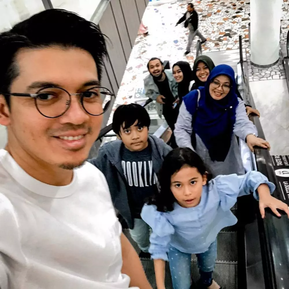 Irwansyah dan Kia momong keponakan berbagai sumber Irwansyah dan Kia momong keponakan berbagai sumber