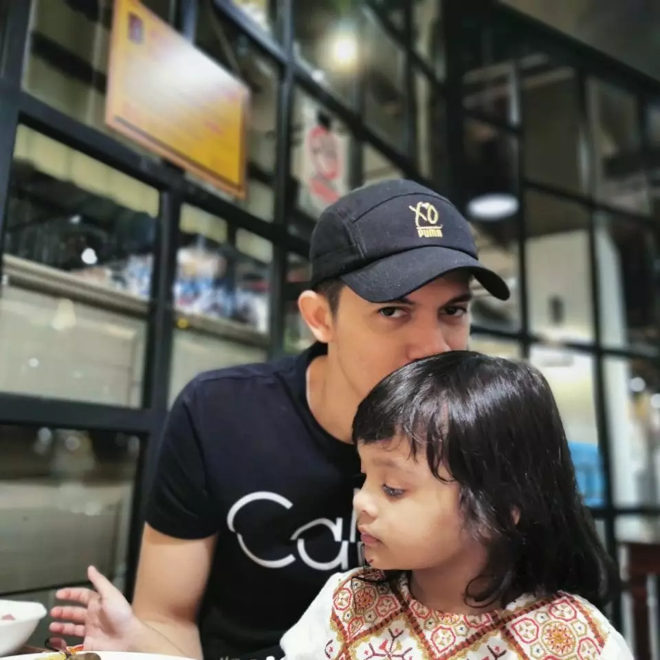 Irwansyah dan Kia momong keponakan berbagai sumber Irwansyah dan Kia momong keponakan berbagai sumber