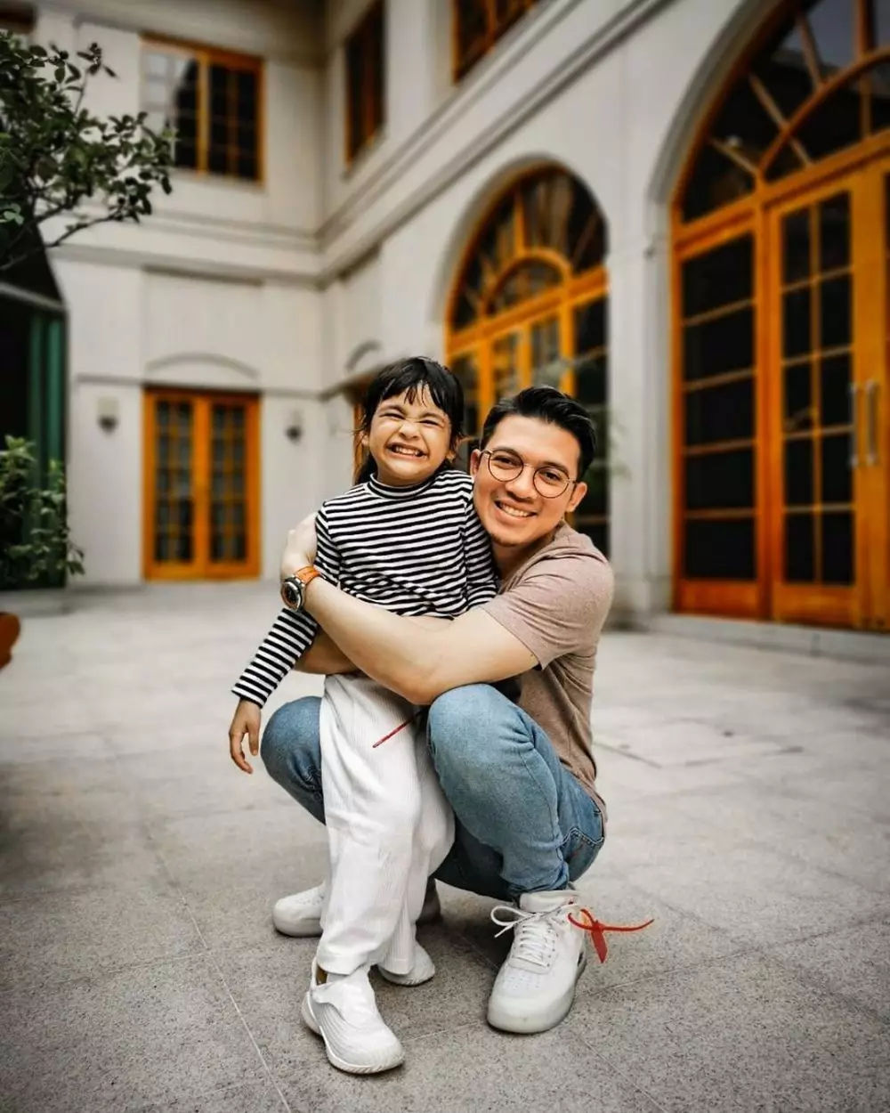 Irwansyah dan Kia momong keponakan berbagai sumber Irwansyah dan Kia momong keponakan berbagai sumber