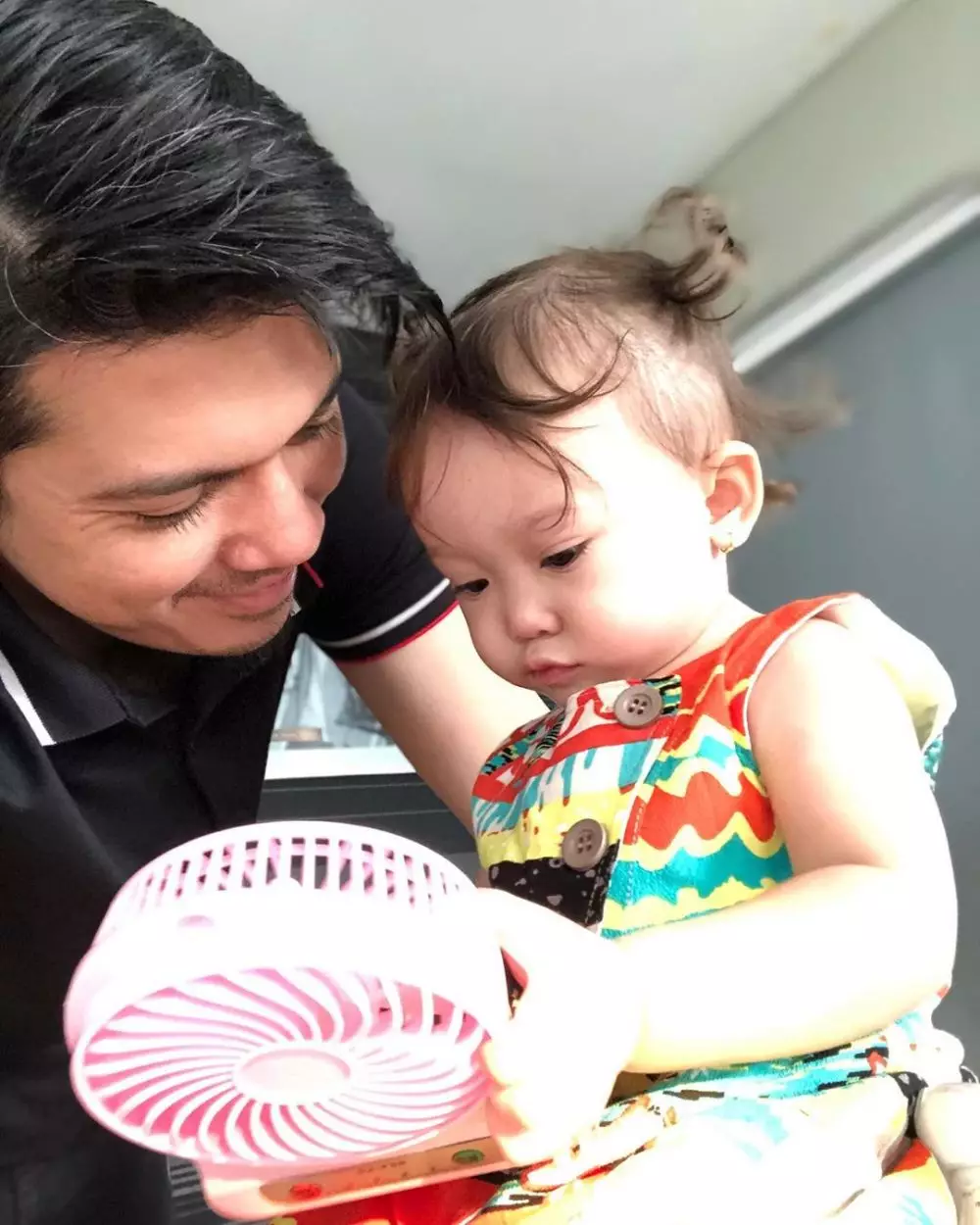 Irwansyah dan Kia momong keponakan berbagai sumber Irwansyah dan Kia momong keponakan berbagai sumber