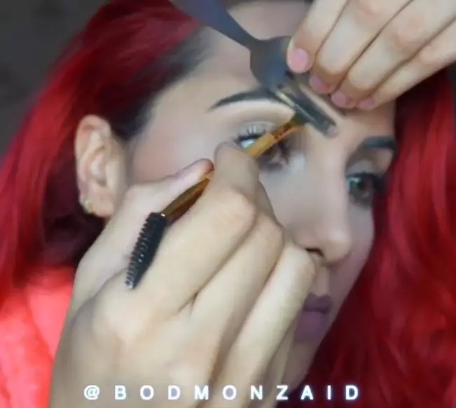 Kelakuan nyeleneh lukis alis Berbagai sumber Kelakuan nyeleneh lukis alis Berbagai sumber