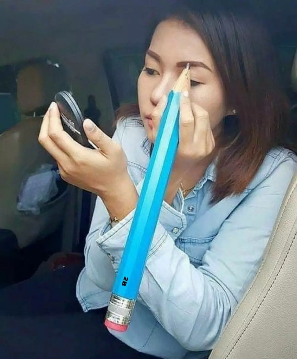 Kelakuan nyeleneh lukis alis Berbagai sumber Kelakuan nyeleneh lukis alis Berbagai sumber