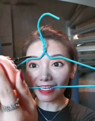 Kelakuan nyeleneh lukis alis Berbagai sumber Kelakuan nyeleneh lukis alis Berbagai sumber