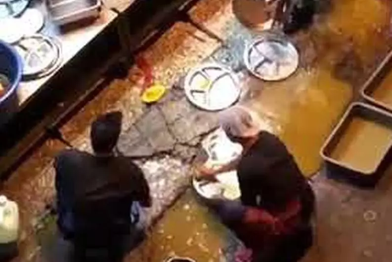 Pekerja restoran ambil air hujan Berbagai sumber Pekerja restoran ambil air hujan Berbagai sumber