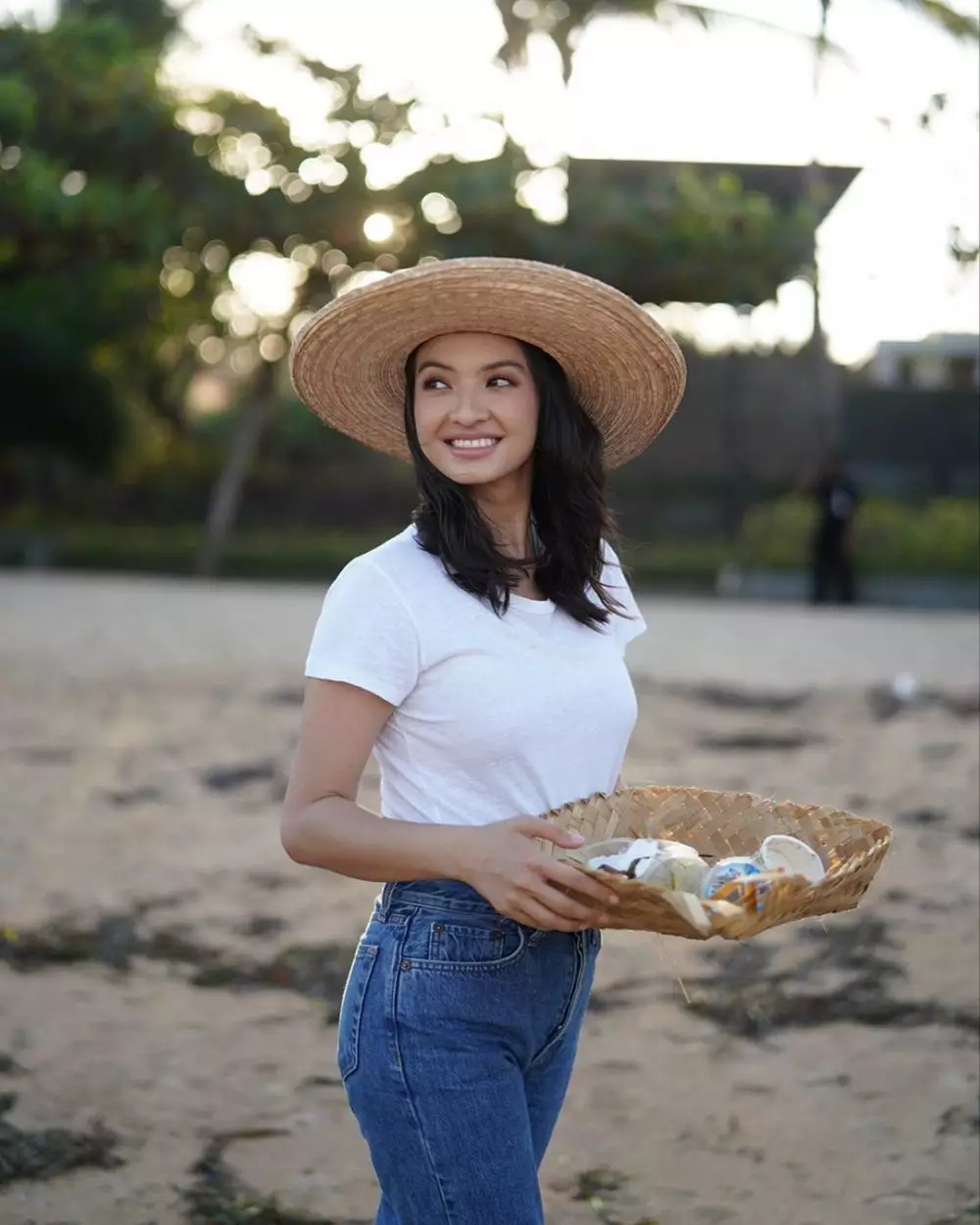 Raline Shah pungut sampah di pantai Instagram Raline Shah pungut sampah di pantai Instagram