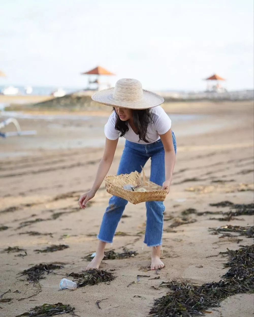 Raline Shah pungut sampah di pantai Instagram Raline Shah pungut sampah di pantai Instagram