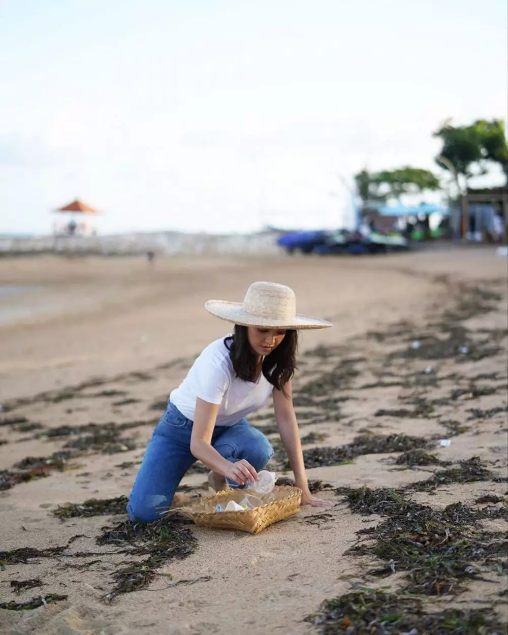 Raline Shah pungut sampah di pantai Instagram Raline Shah pungut sampah di pantai Instagram