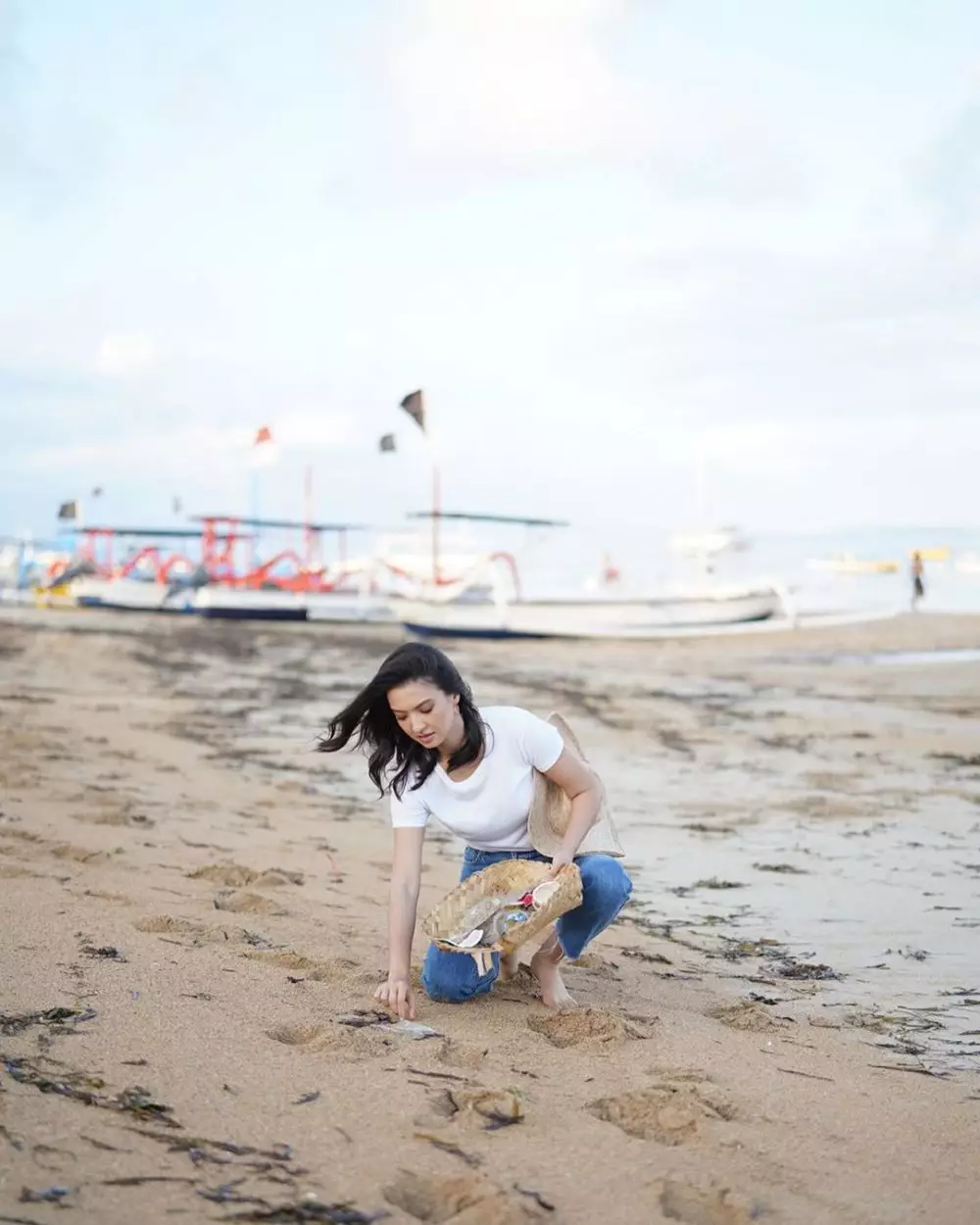 Raline Shah pungut sampah di pantai Instagram Raline Shah pungut sampah di pantai Instagram