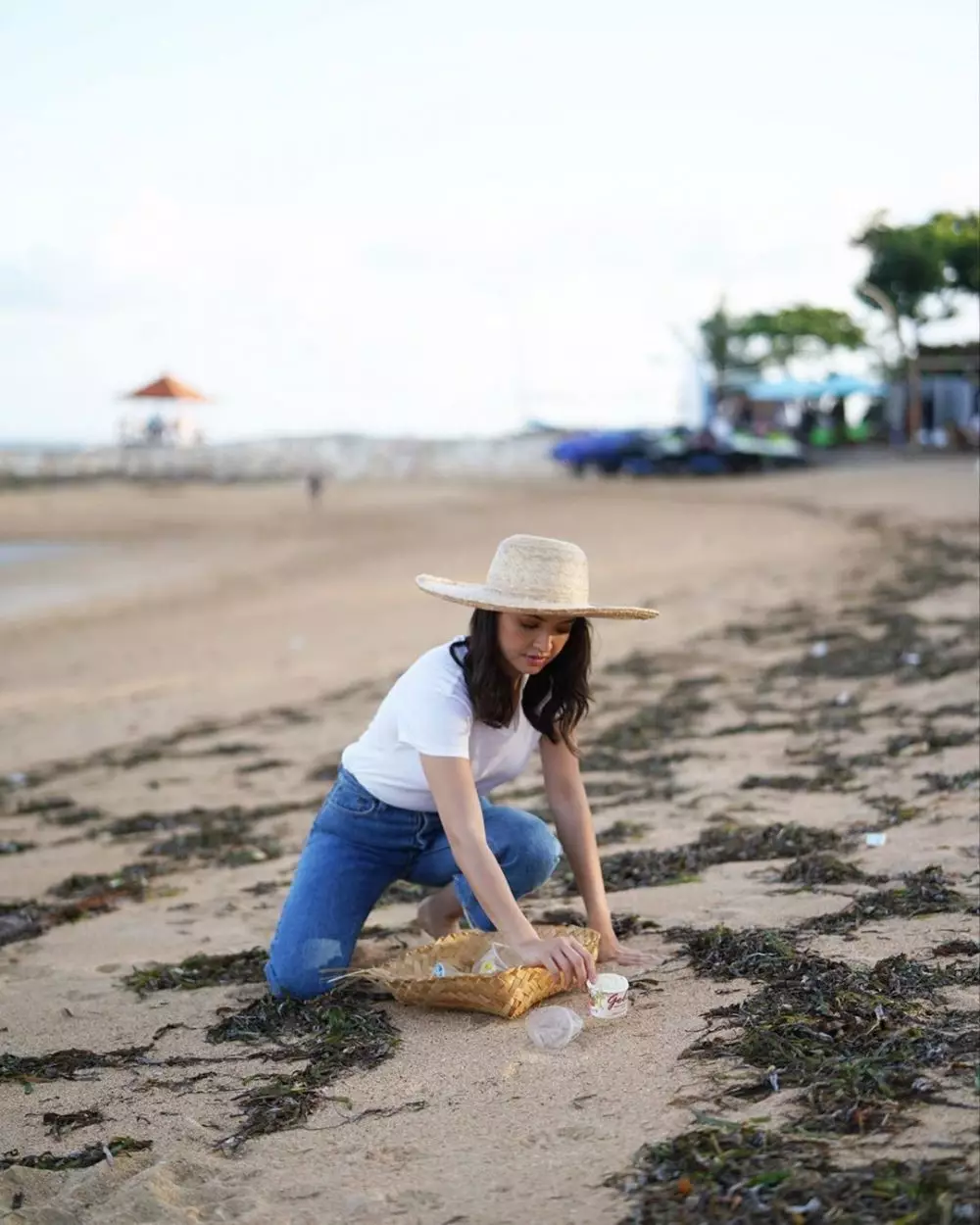 Raline Shah pungut sampah di pantai Instagram Raline Shah pungut sampah di pantai Instagram