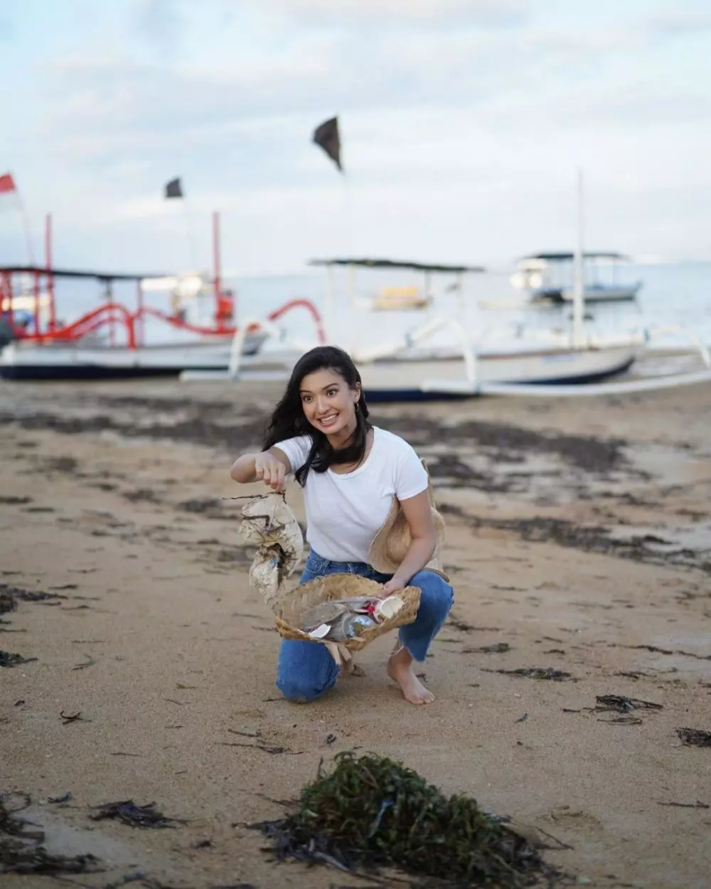 Raline Shah pungut sampah di pantai Instagram Raline Shah pungut sampah di pantai Instagram