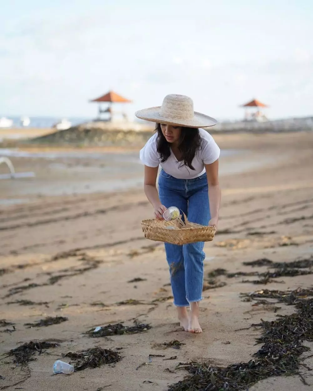 Raline Shah pungut sampah di pantai Instagram Raline Shah pungut sampah di pantai Instagram