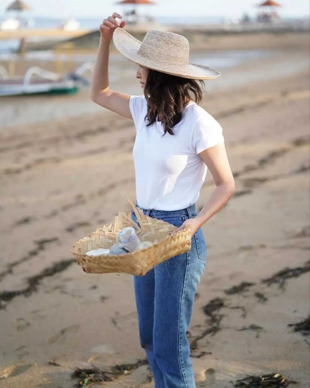 Raline Shah pungut sampah di pantai Instagram Raline Shah pungut sampah di pantai Instagram