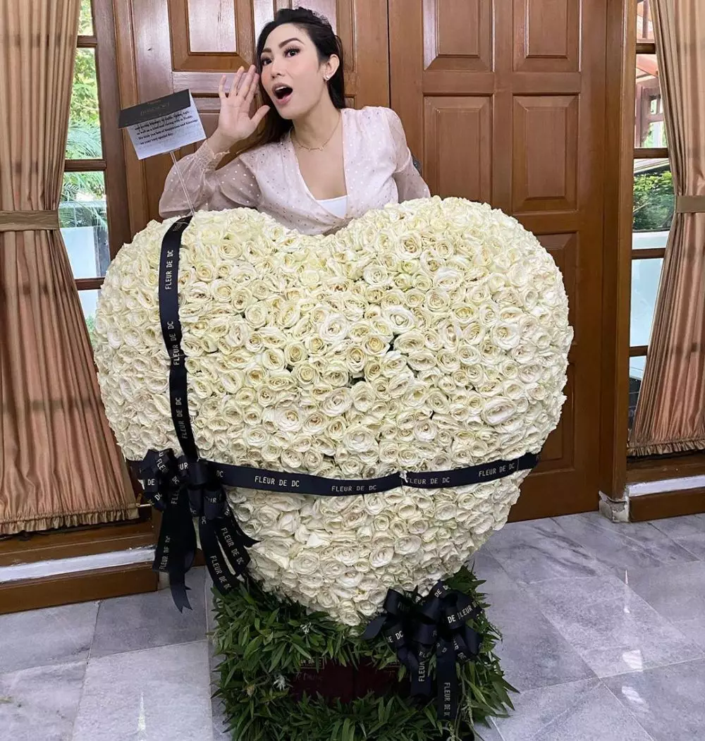 potret kejutan ultah Ayu Dewi © 2020 Instagram/@mrsayudewi