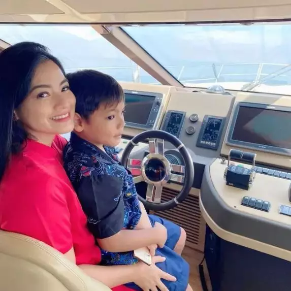 titi kamal liburan di kapal In