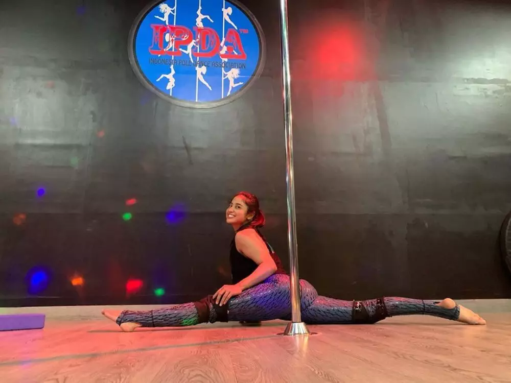 Dewi Perssik pole dance Instagram