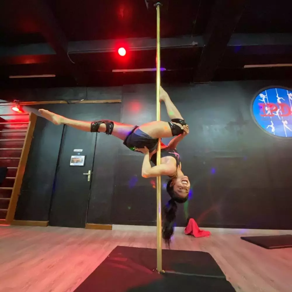 Dewi Perssik pole dance Instagram
