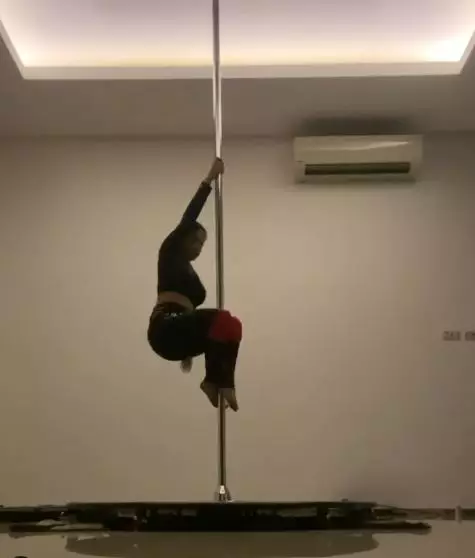 Dewi Perssik pole dance Instagram