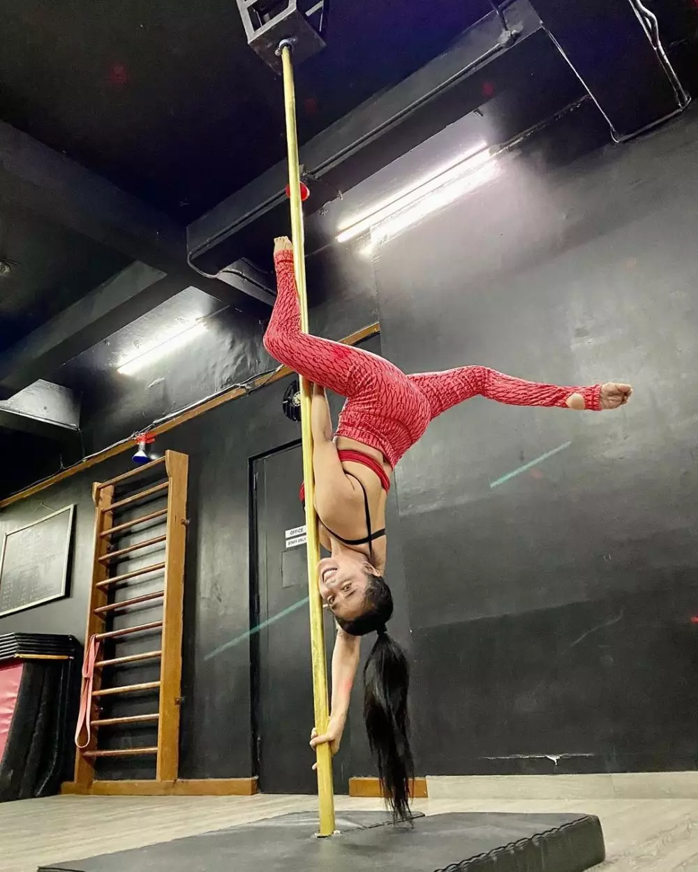 Dewi Perssik pole dance Instagram