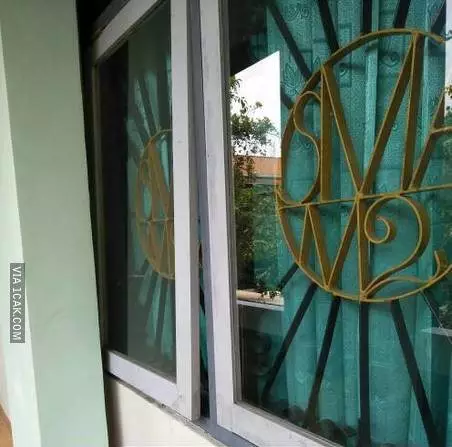 jendela nyeleneh Berbagai Sumber