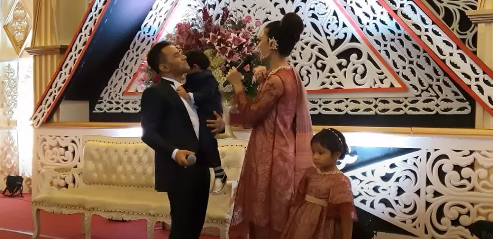 seleb nyanyi dipanggung berbagai sumber