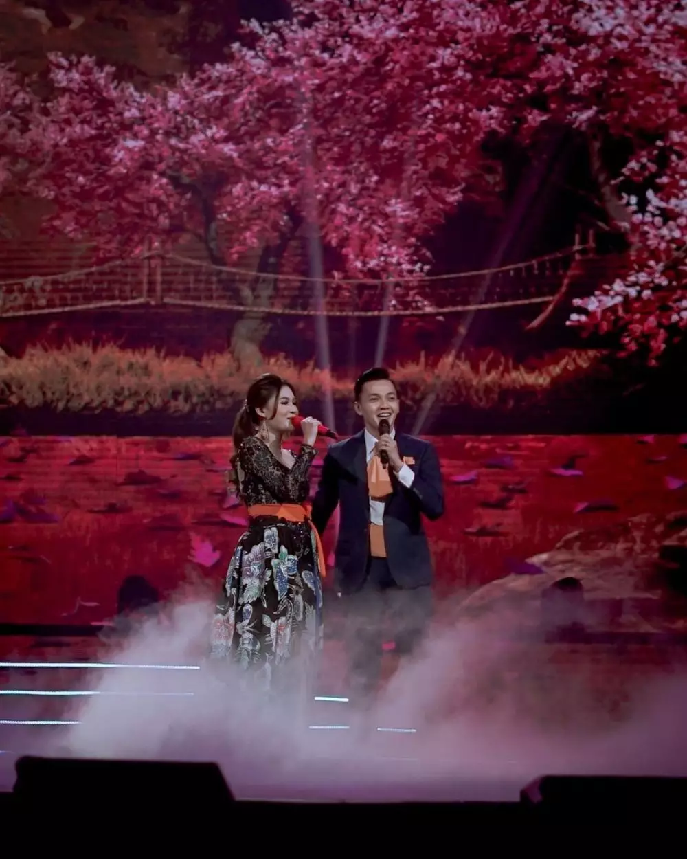 seleb nyanyi dipanggung berbagai sumber