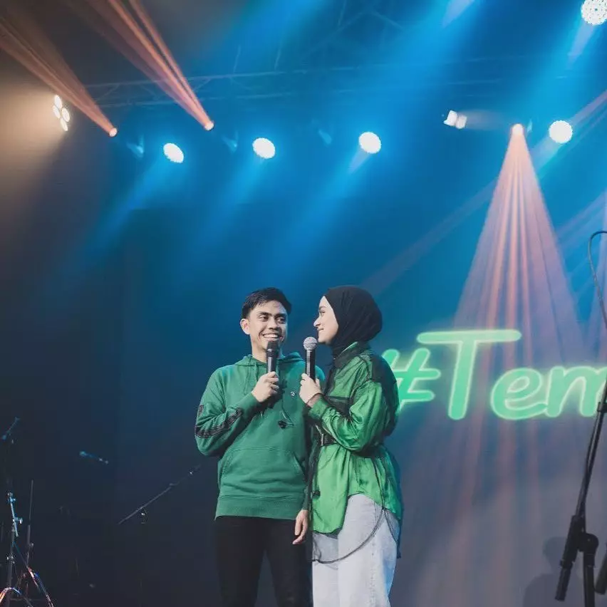 seleb nyanyi dipanggung berbagai sumber