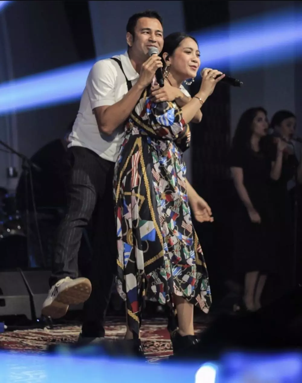 seleb nyanyi dipanggung berbagai sumber