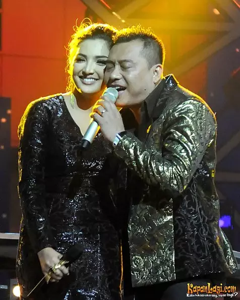 seleb nyanyi dipanggung berbagai sumber