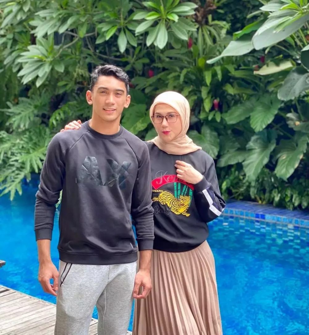 Potret kompak seleb dan anak tunggal Instagram