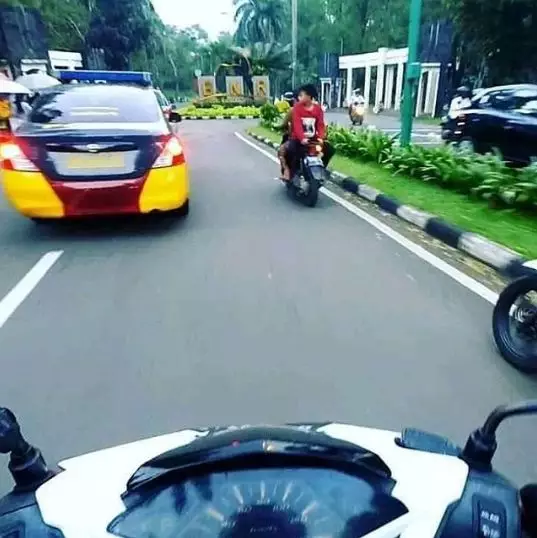 momen lucu kena apes di jalan © 2020 instagram.com