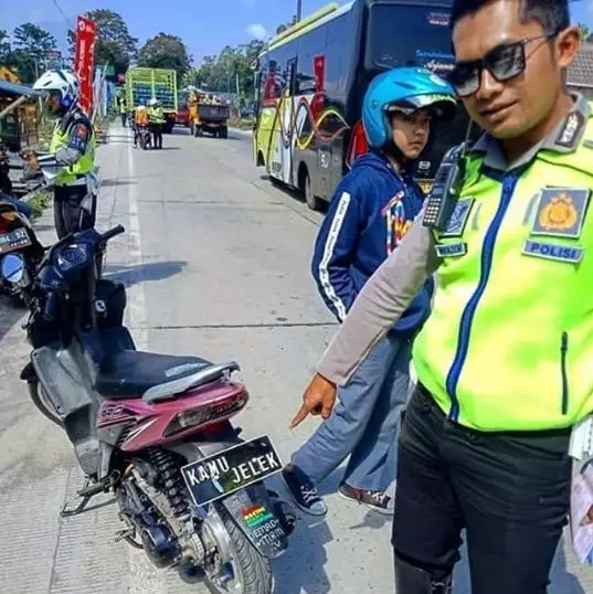 momen lucu kena apes di jalan © 2020 instagram.com