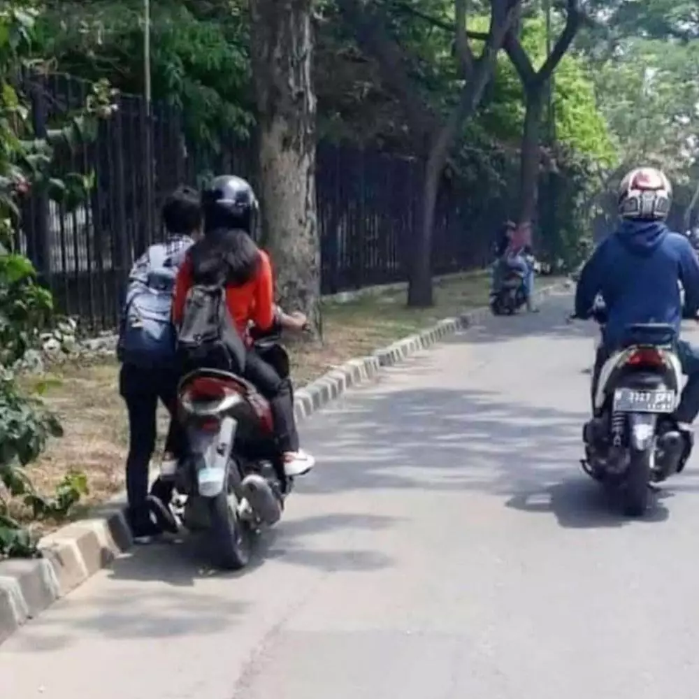 momen lucu kena apes di jalan © 2020 instagram.com