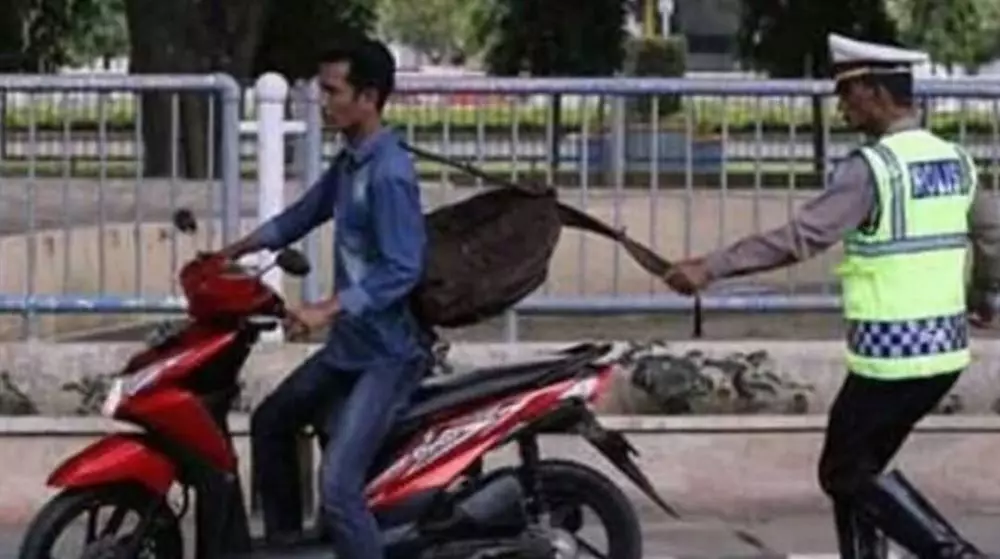 momen lucu kena apes di jalan © 2020 instagram.com