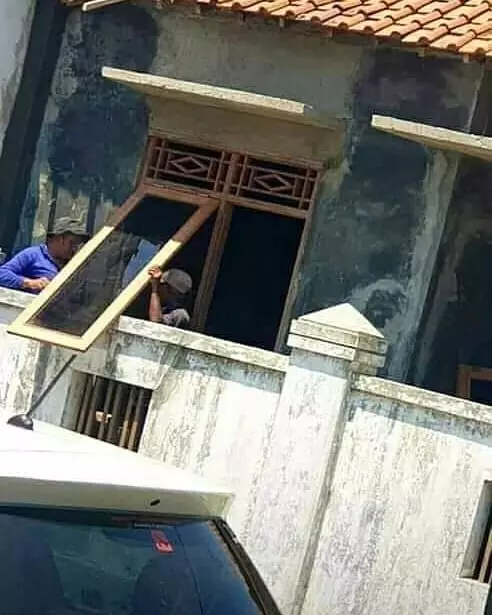 tukang bangunan salah pasang © 2020 instagram.com