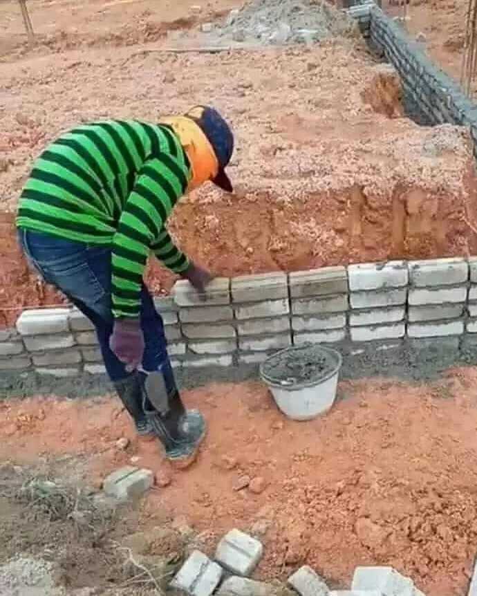 tukang bangunan salah pasang © 2020 instagram.com