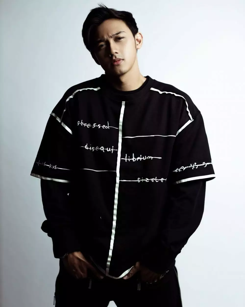 pemotretan seleb ganteng bergaya korea © 2020 Instagram