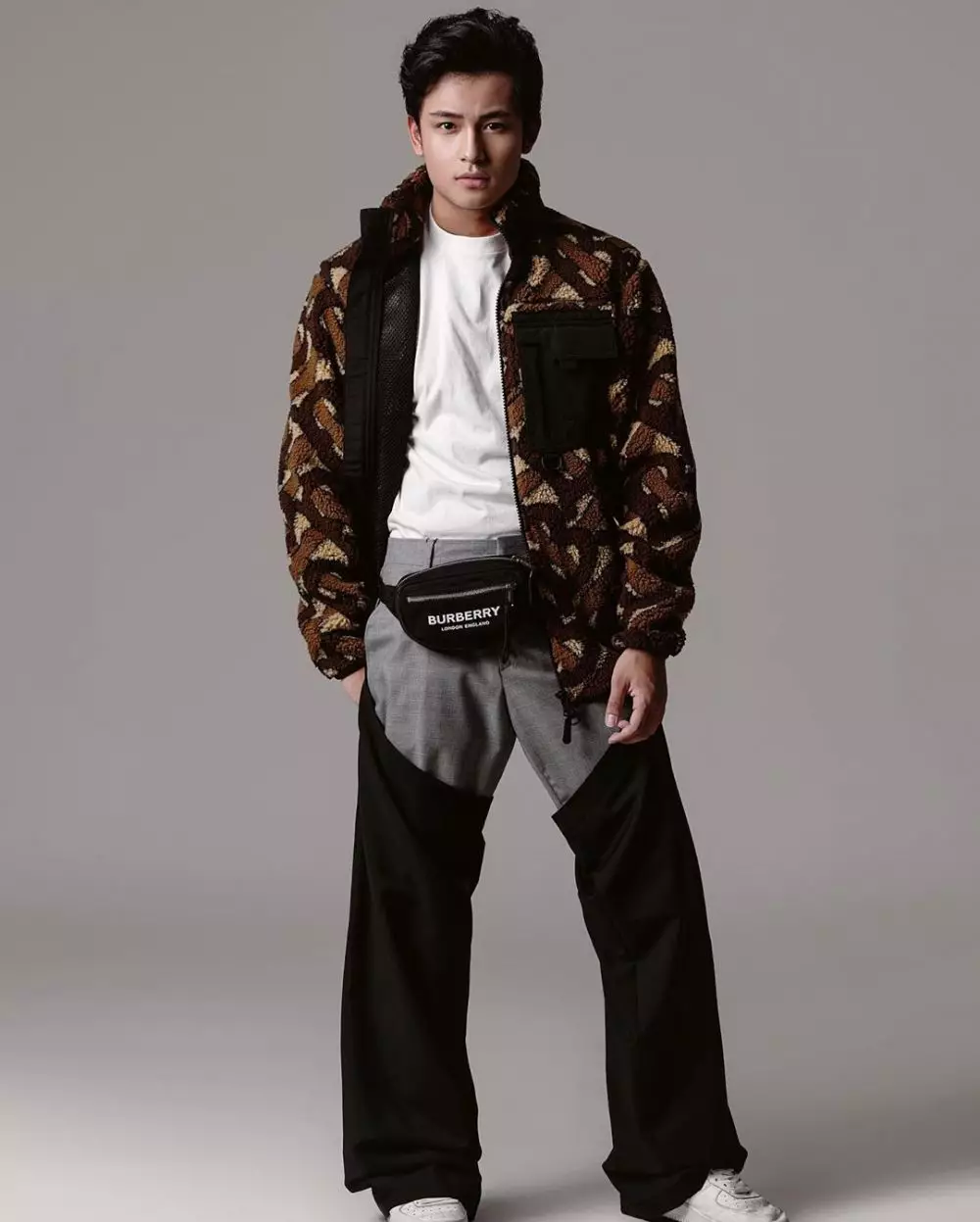 pemotretan seleb ganteng bergaya korea © 2020 Instagram