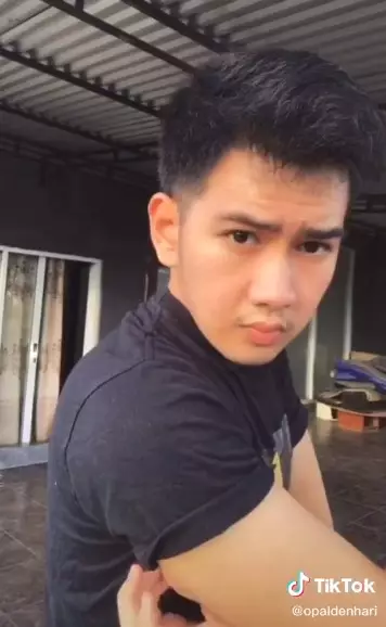 Transformasi lelaki pernah gendut dan jerawatan TikTok/@opaldenhari Transformasi lelaki pernah gendut dan jerawatan TikTok/@opaldenhari