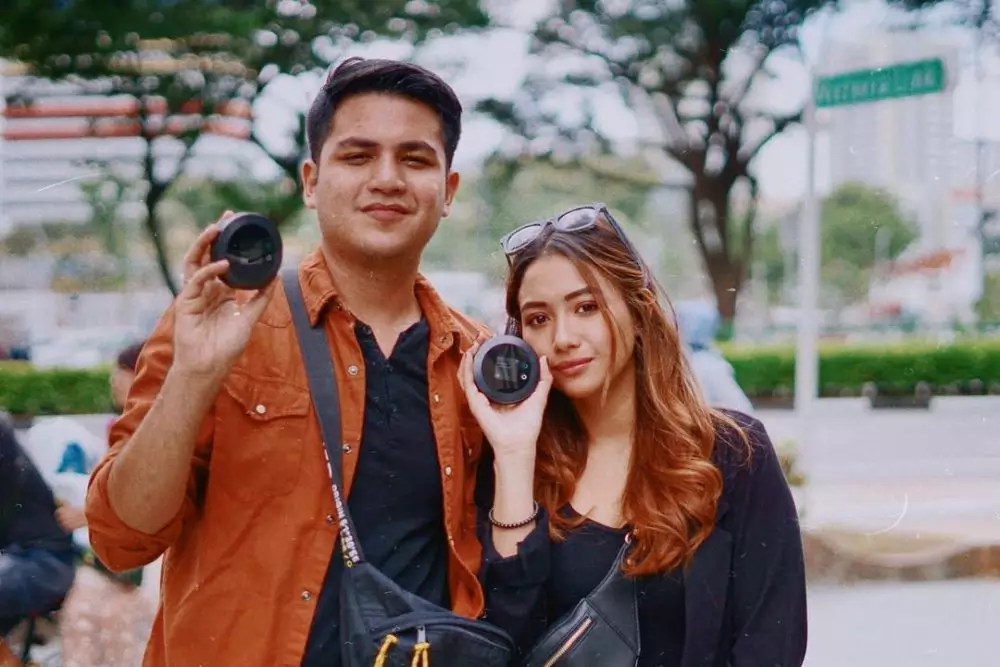 Momen romantis Adzana Bing Slamet dan suami © 2020 brilio.net Momen romantis Adzana Bing Slamet dan suami © 2020 brilio.net