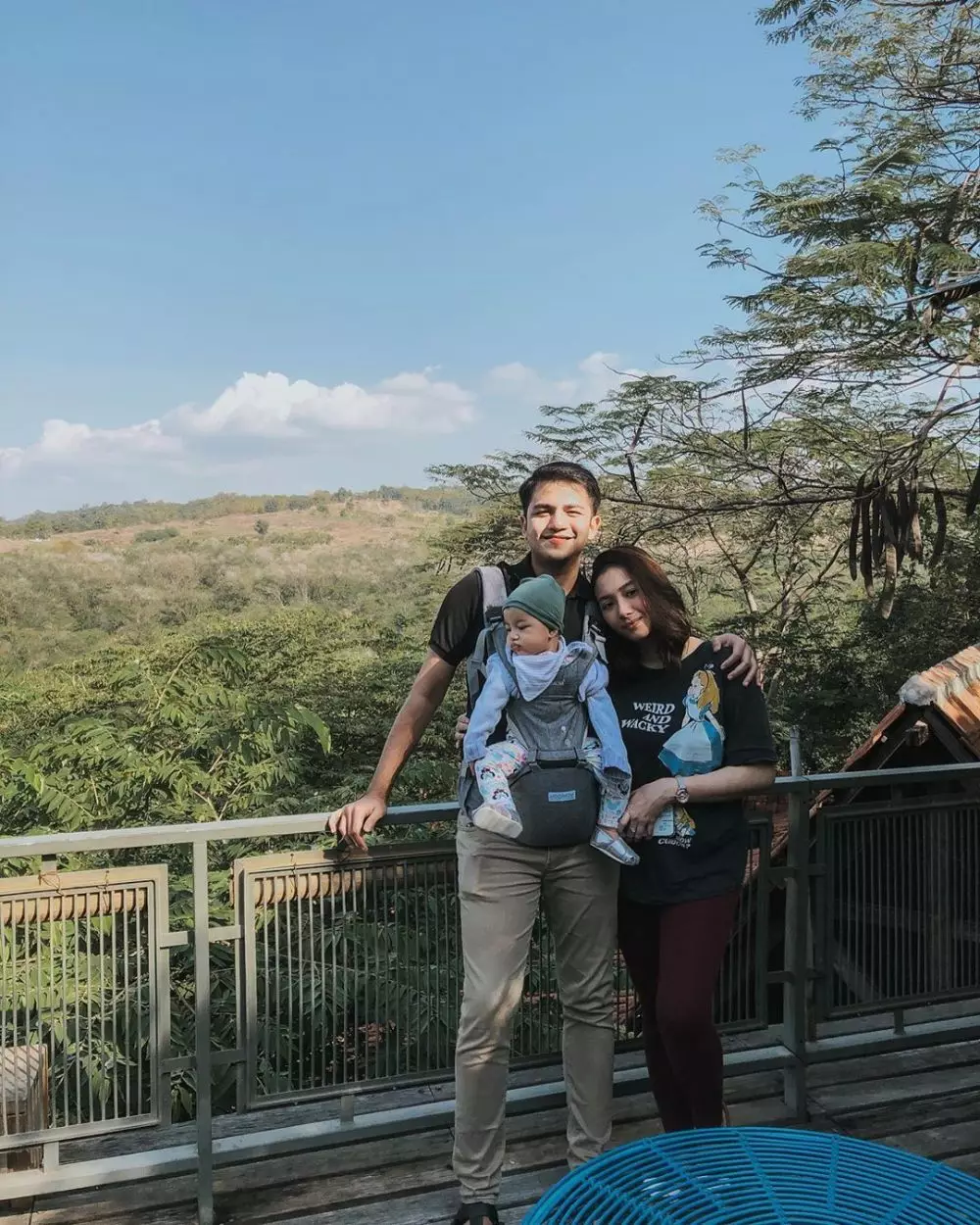 Momen romantis Adzana Bing Slamet dan suami © 2020 brilio.net Momen romantis Adzana Bing Slamet dan suami © 2020 brilio.net